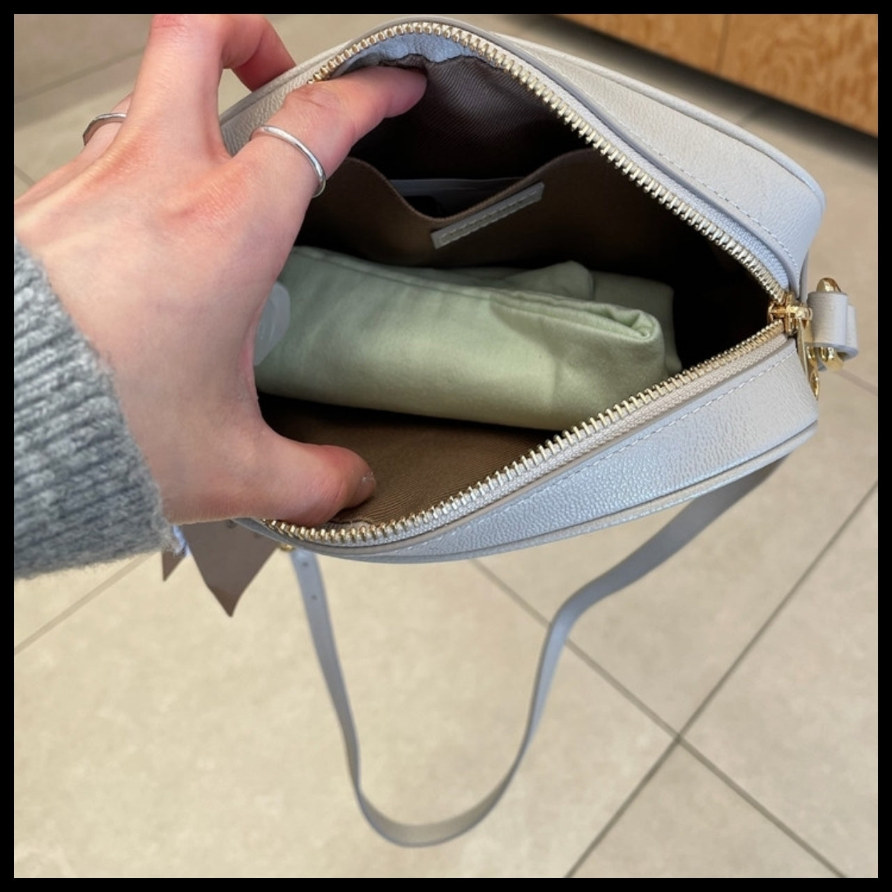 【Burberry】House Check Leather Small Camera Bag Limestone