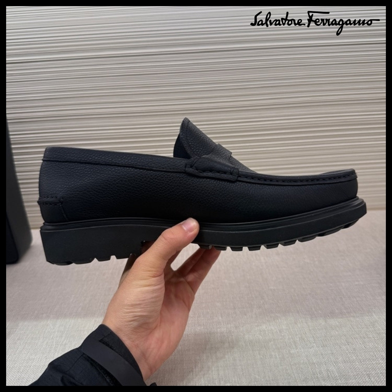 【FERRAGAMO】GALLAGHER MINI GANCINI GRAIN LOAFERS BLACK