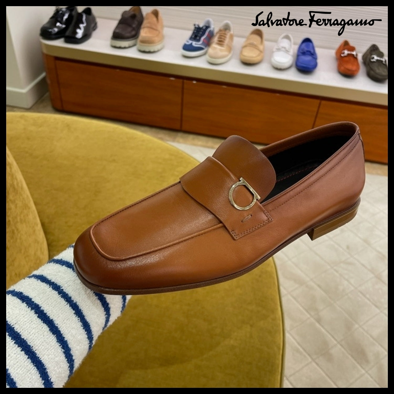 【FERRAGAMO】CRYSTAL GANCINI ORNAMENT LEATHER LOAFERS COGNAC