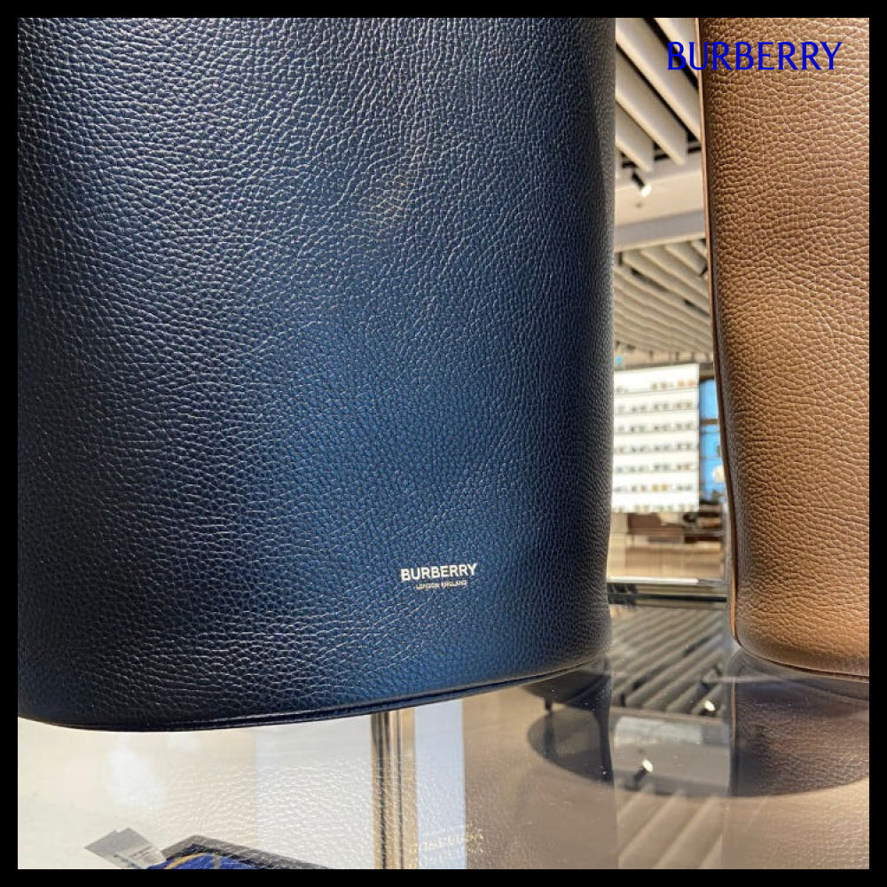 【Burberry】Check Handle Medium Leather Bucket Bag