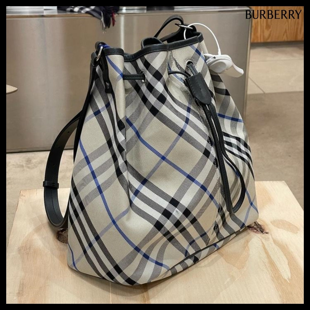 【Burberry】Check Jacquard Drawstring Medium Bucket Bag