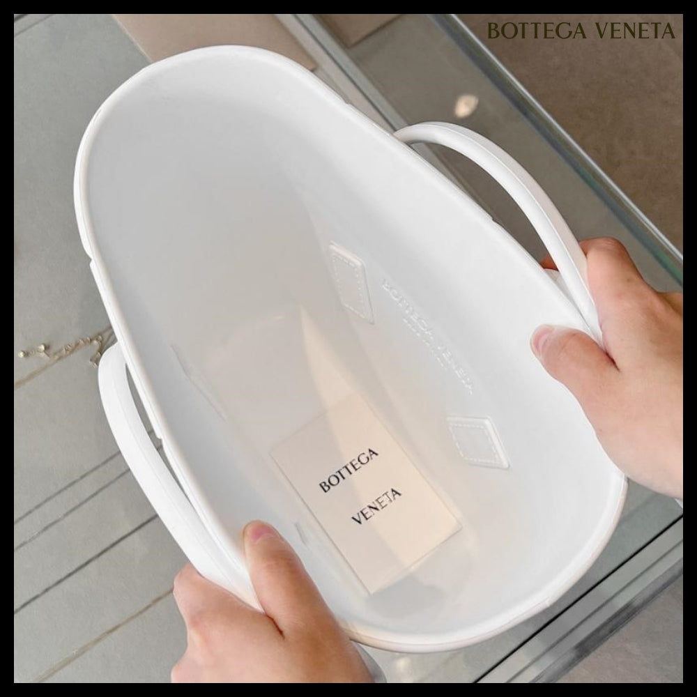 【BOTTEGA VENETA】Arco Rubber Small Tote Bag Chalk