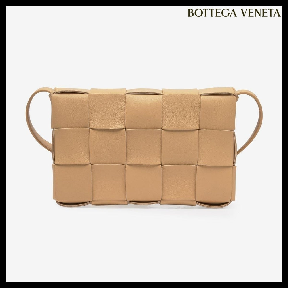 【BOTTEGA VENETA】Lambskin Leather Cassette Bag Almond
