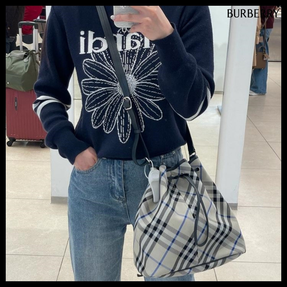 【Burberry】Check Jacquard Drawstring Medium Bucket Bag