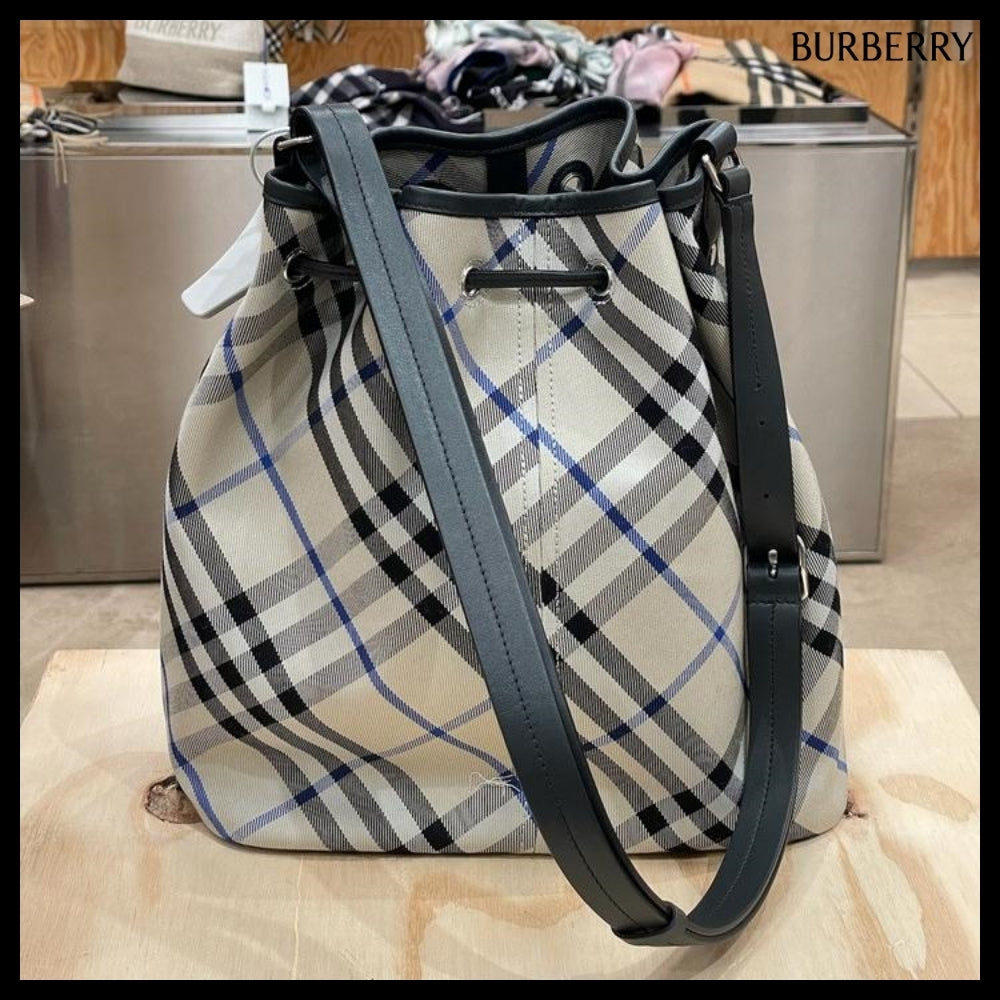 【Burberry】Check Jacquard Drawstring Medium Bucket Bag