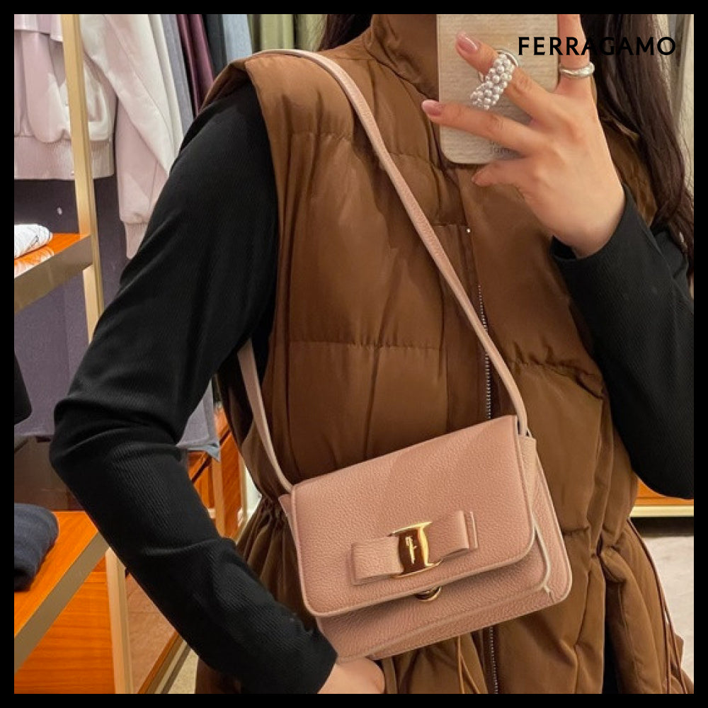 【FERRAGAMO】BOW RIBBON GRAIN LEATHER FLAP CROSSBODY BAG