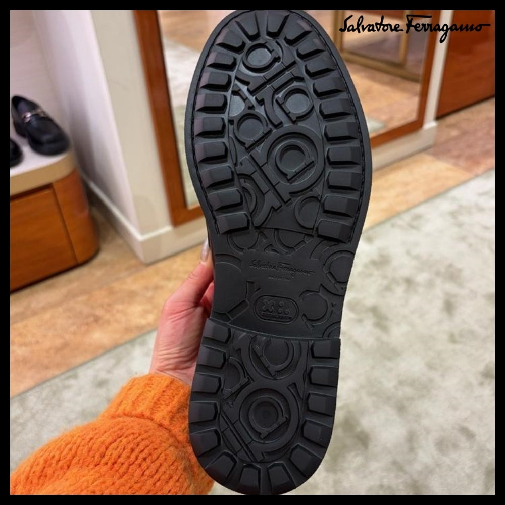 【FERRAGAMO】PLANO BUCKLE LEATHER LOAFERS BLACK