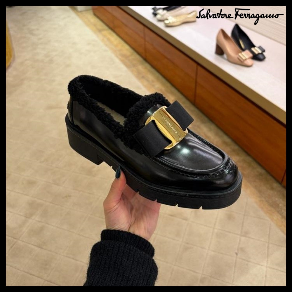 【FERRAGAMO】MIRTY FUR VARA BOW SHEARLING LOAFERS BLACK