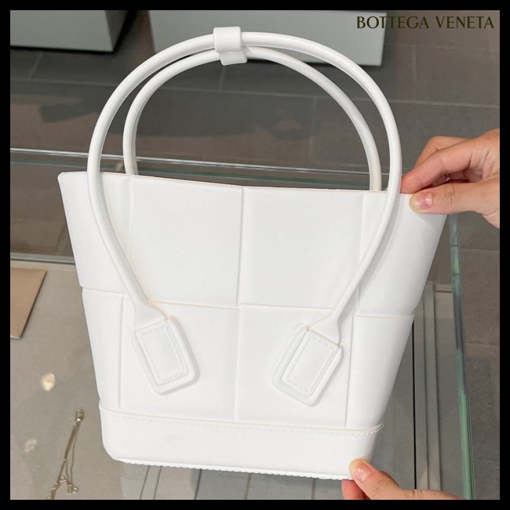 【BOTTEGA VENETA】Arco Rubber Small Tote Bag Chalk