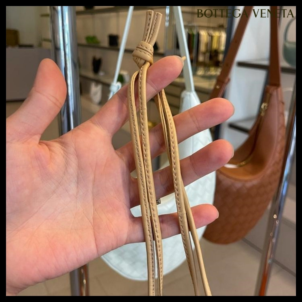 【BOTTEGA VENETA】Intricate Nappa 19 Calf Mini Bucket Bag