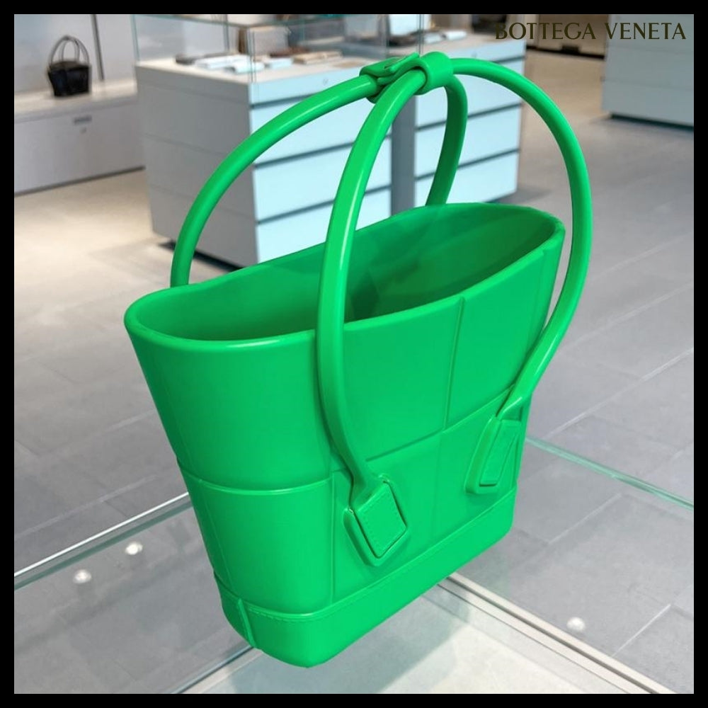 【BOTTEGA VENETA】Arco Rubber Small Tote Bag Grass