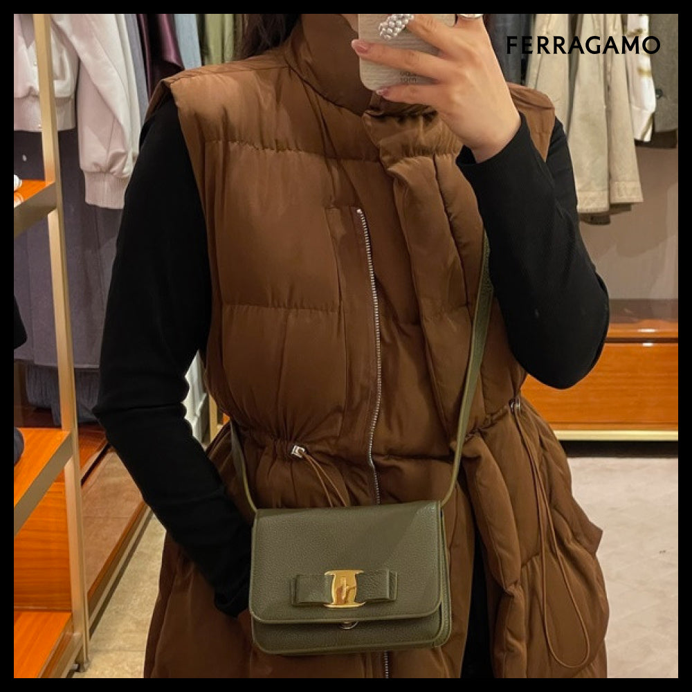 【FERRAGAMO】BOW RIBBON GRAIN LEATHER FLAP CROSSBODY BAG