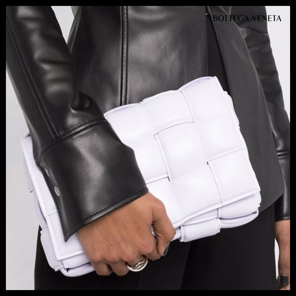 【BOTTEGA VENETA】Padded Leather Cassette Bag Musk Washed