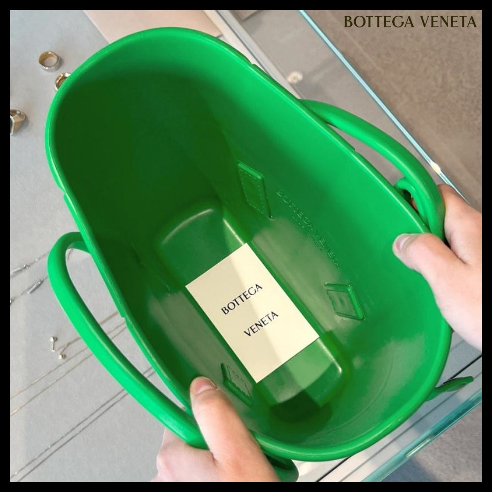 【BOTTEGA VENETA】Arco Rubber Small Tote Bag Grass