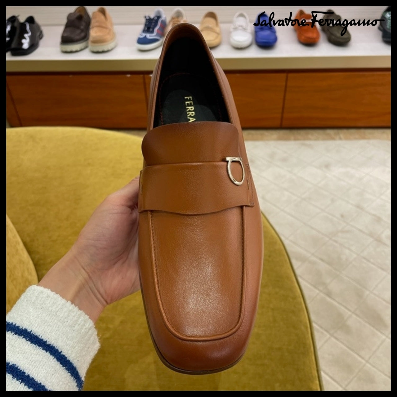 【FERRAGAMO】CRYSTAL GANCINI ORNAMENT LEATHER LOAFERS COGNAC