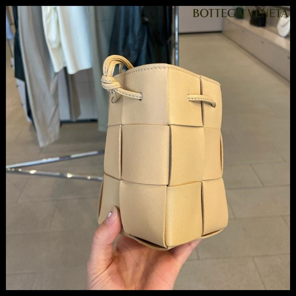 【BOTTEGA VENETA】Intricate Nappa 19 Calf Mini Bucket Bag