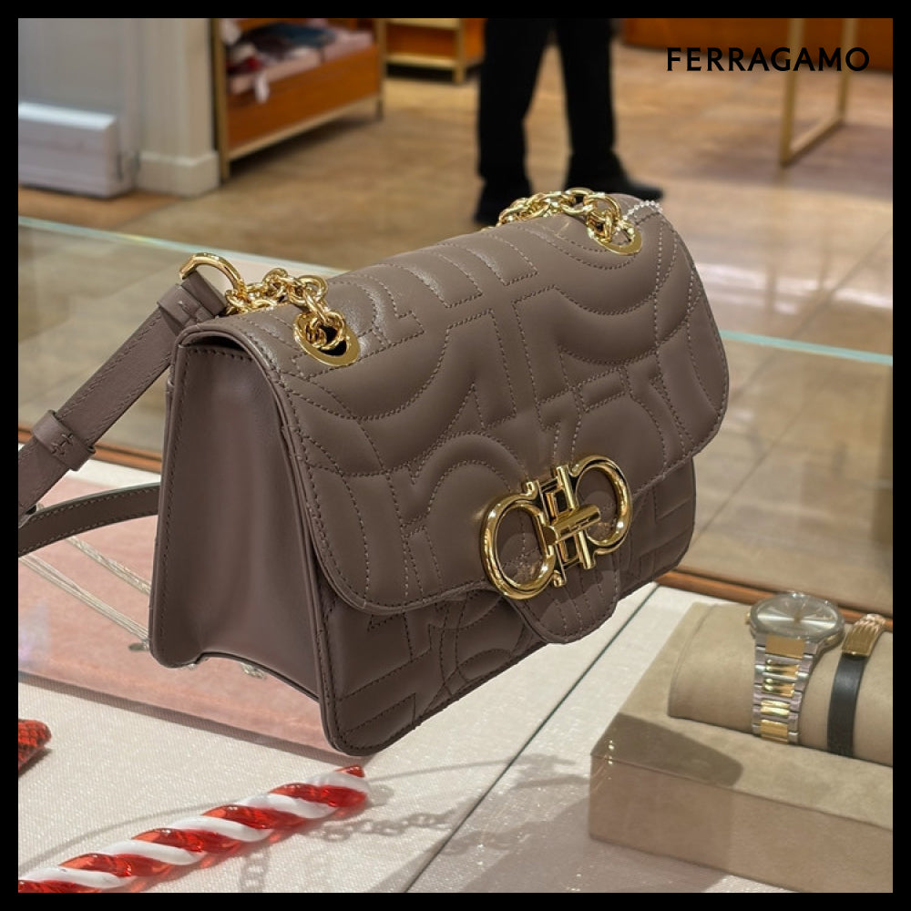 【FERRAGAMO】QUILTED CALF LEATHER CHAIN FLAP SHOULDER BAG