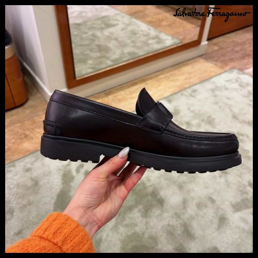 【FERRAGAMO】PLANO BUCKLE LEATHER LOAFERS BLACK