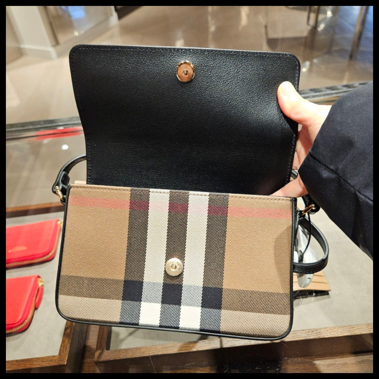 【Burberry】New Hampshire Leather Crossbody Bag Black