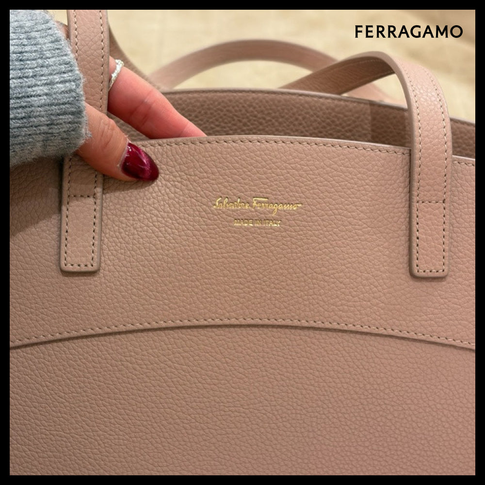 【FERRAGAMO】CHARM LOGO LEATHER MEDIUM TOTE BAG PINK BEIGE