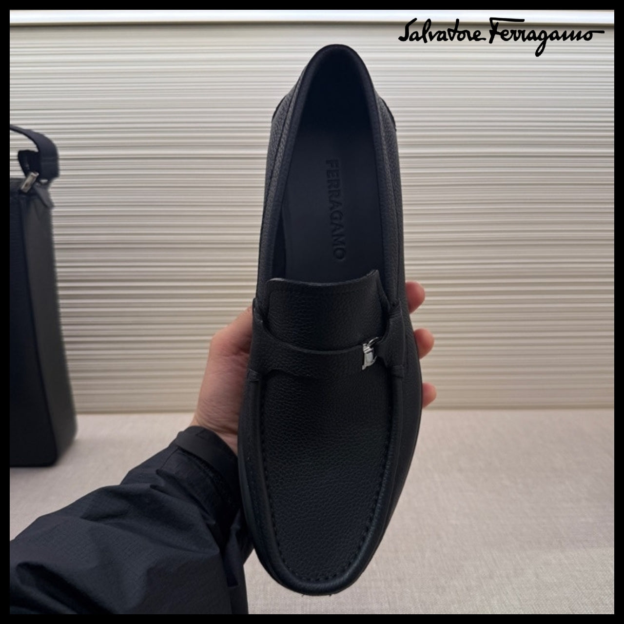 【FERRAGAMO】GALLAGHER MINI GANCINI GRAIN LOAFERS BLACK