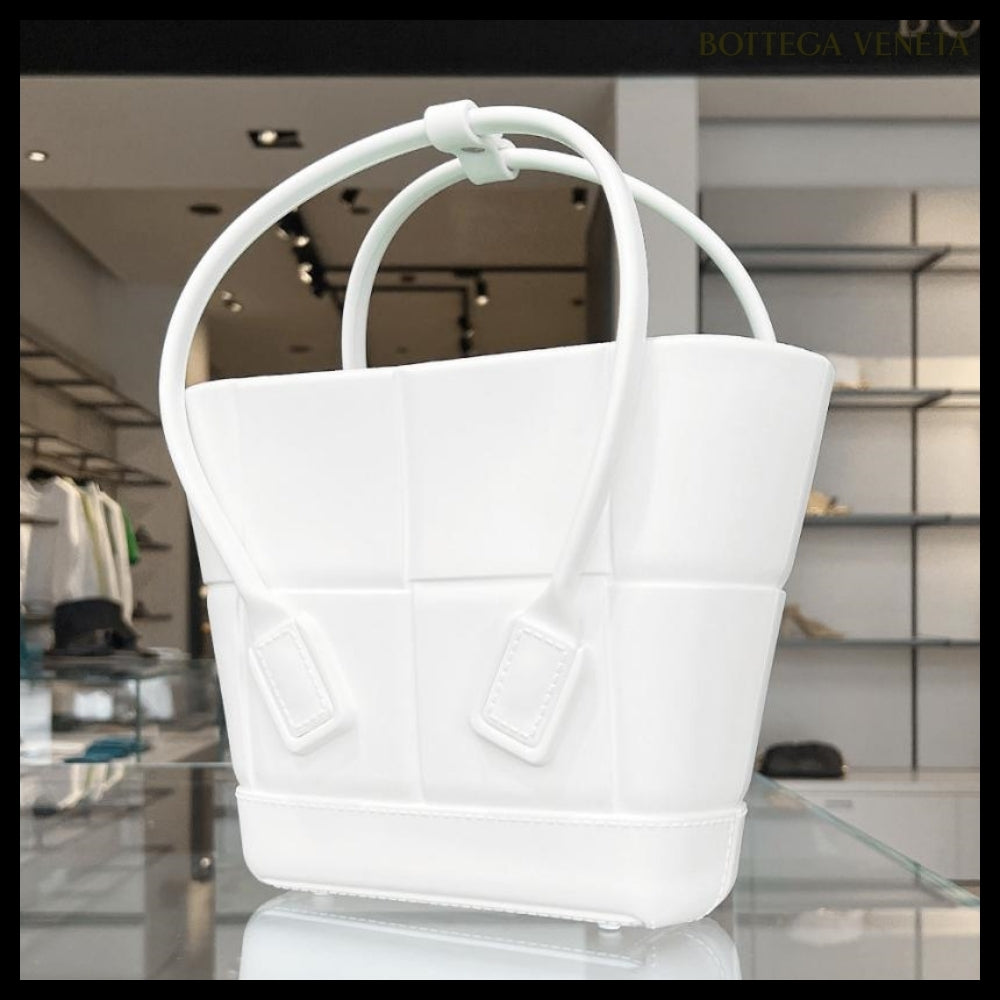 【BOTTEGA VENETA】Arco Rubber Small Tote Bag Chalk