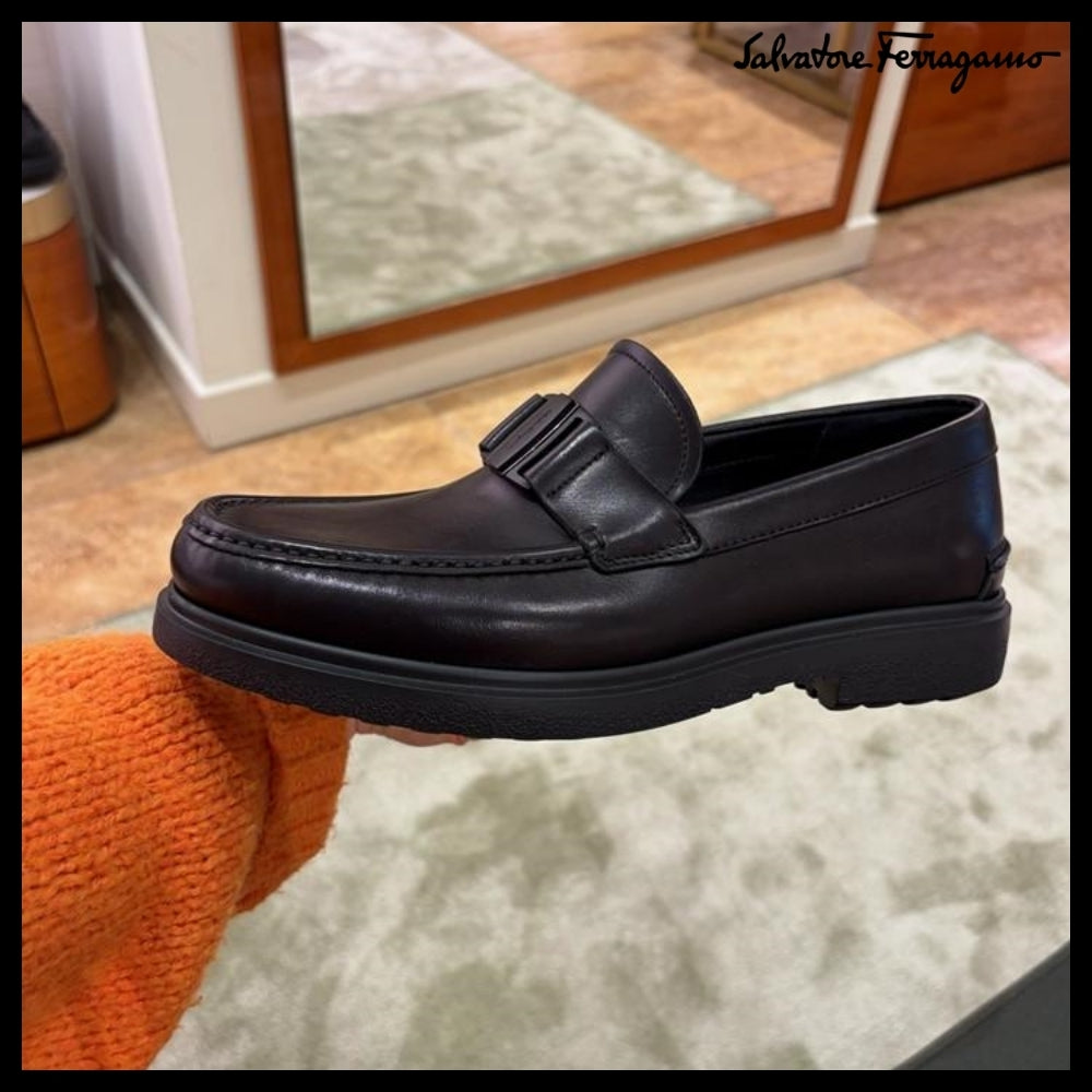 【FERRAGAMO】PLANO BUCKLE LEATHER LOAFERS BLACK