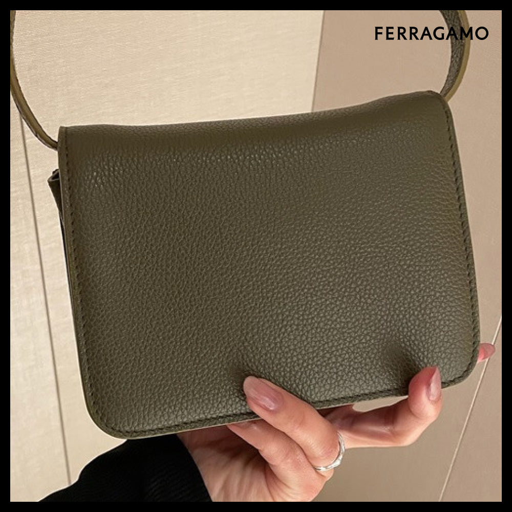 【FERRAGAMO】BOW RIBBON GRAIN LEATHER FLAP CROSSBODY BAG