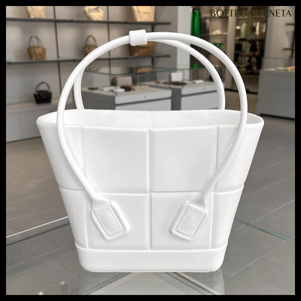 【BOTTEGA VENETA】Arco Rubber Small Tote Bag Chalk
