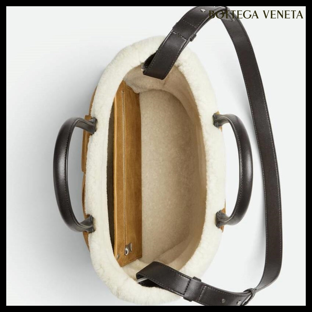 【BOTTEGA VENETA】SMALL EAST-WEST ARCO TOTE CAMEL