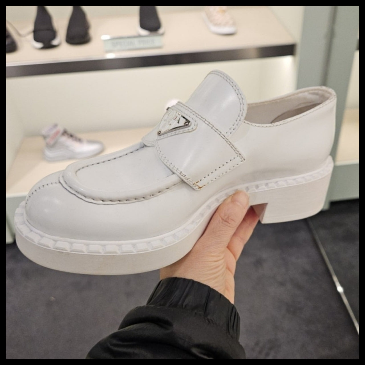 【PRADA】Women’s triangle-logo chocolate brushed leather