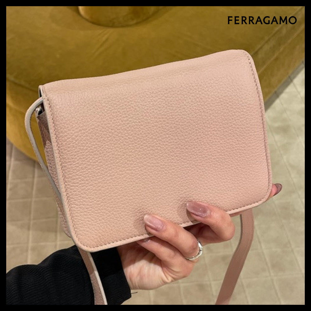 【FERRAGAMO】BOW RIBBON GRAIN LEATHER FLAP CROSSBODY BAG