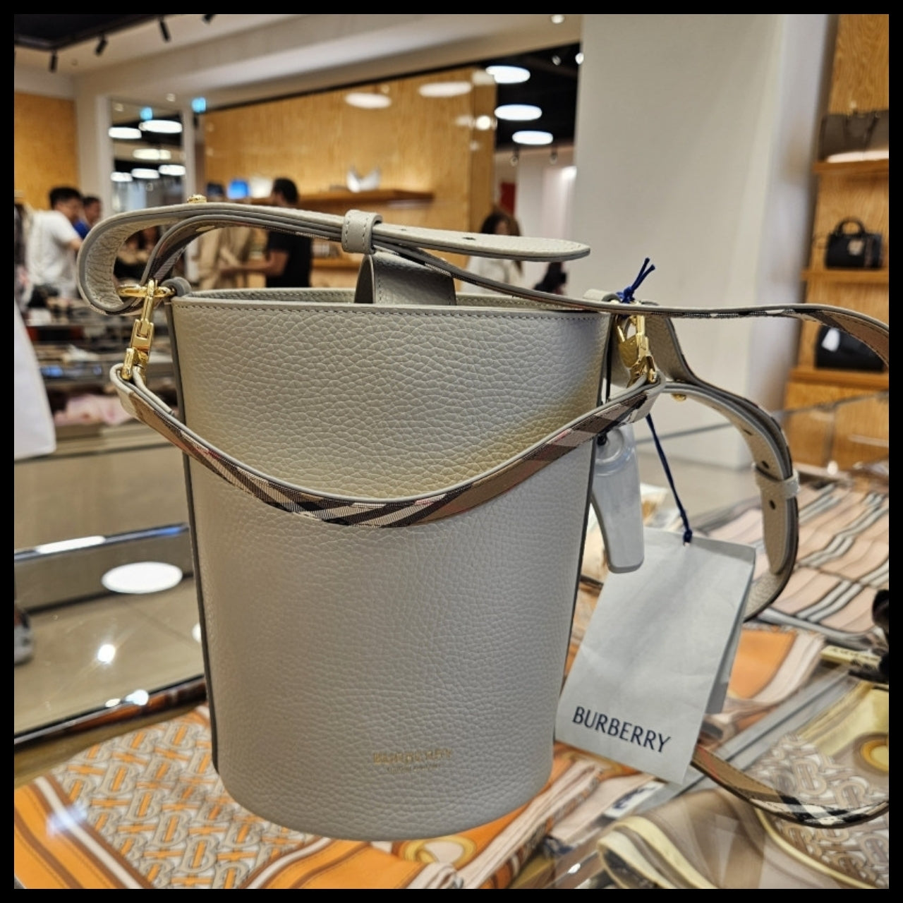 【Burberry】25SS Check Strap Grain Leather Bucket Tote