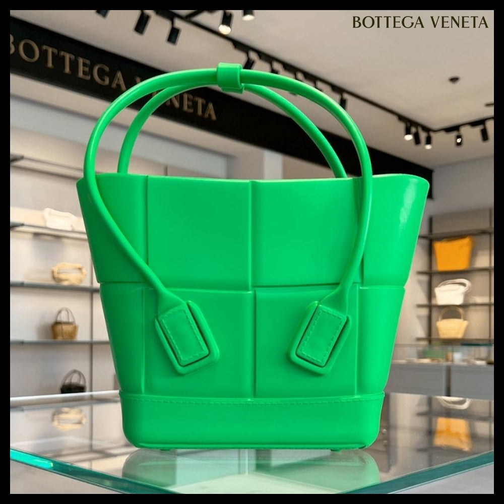 【BOTTEGA VENETA】Arco Rubber Small Tote Bag Grass
