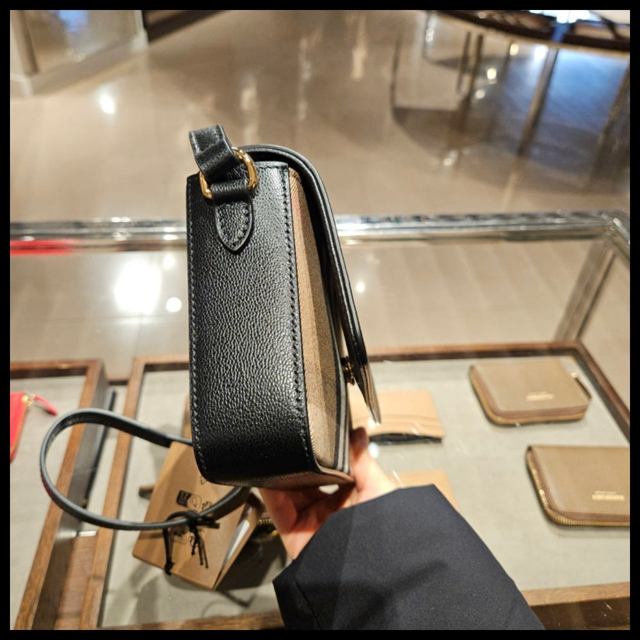 【Burberry】New Hampshire Leather Crossbody Bag Black