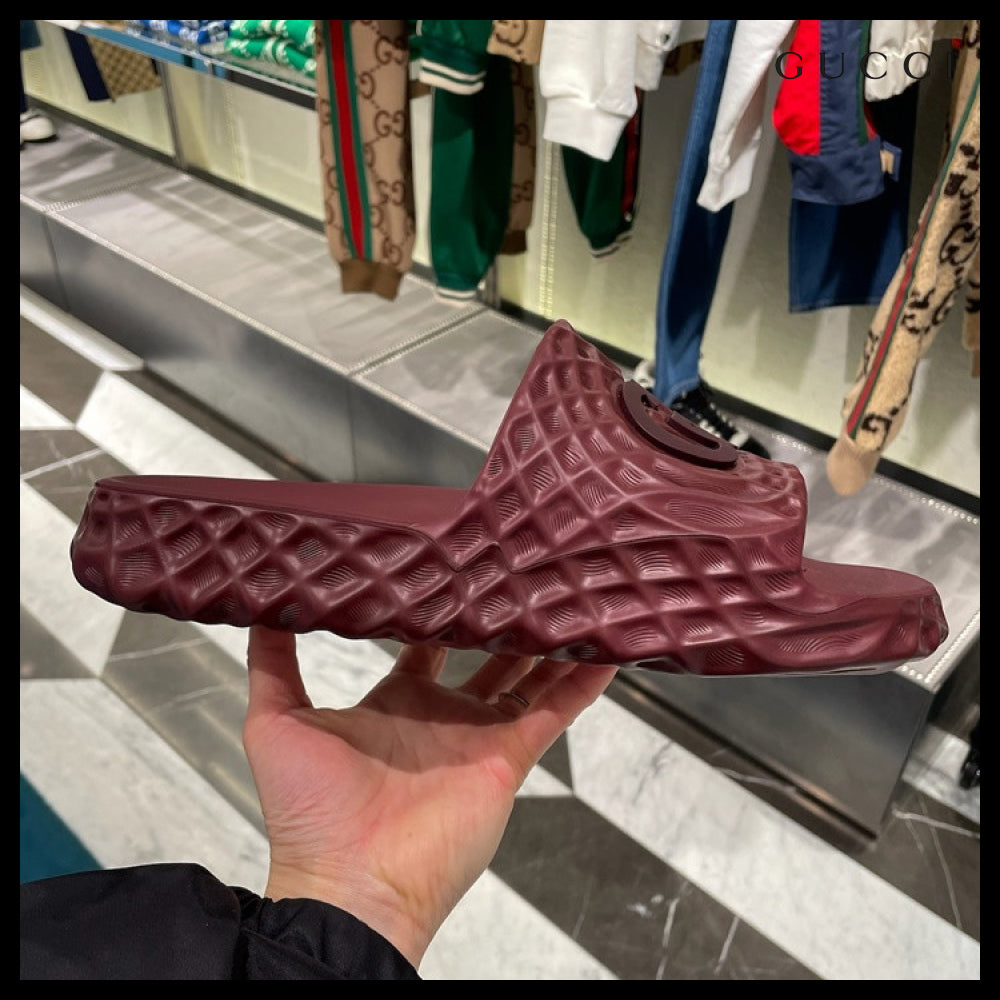 【GUCCI】Water Ripple Interlocking Rubber Men’s Slippers