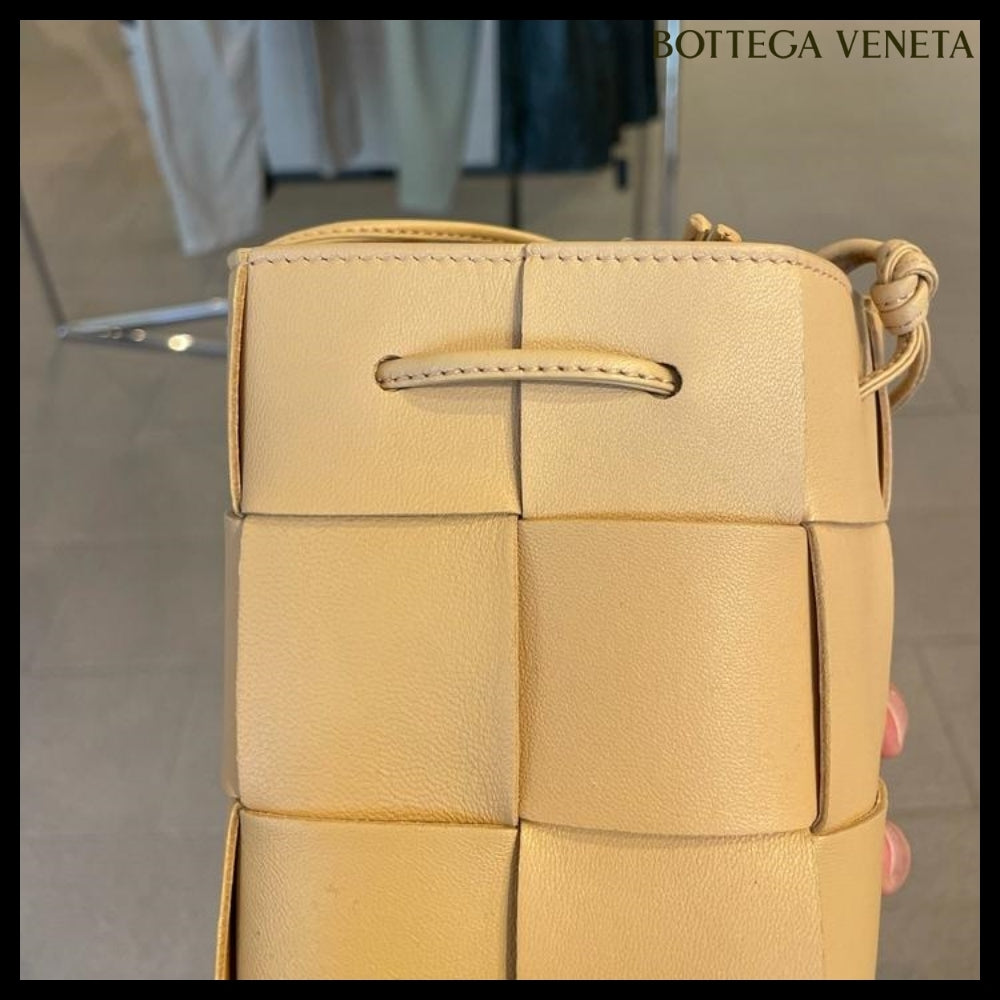 【BOTTEGA VENETA】Intricate Nappa 19 Calf Mini Bucket Bag