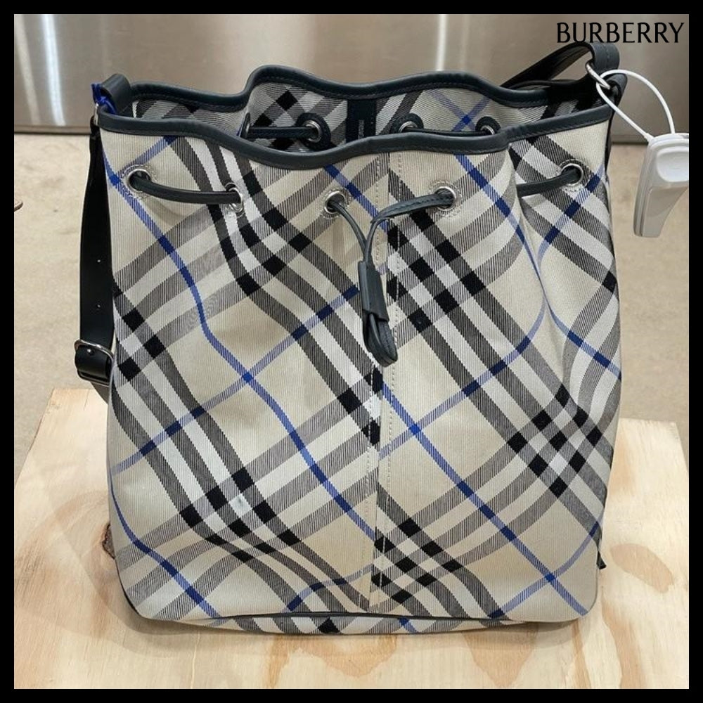 【Burberry】Check Jacquard Drawstring Medium Bucket Bag
