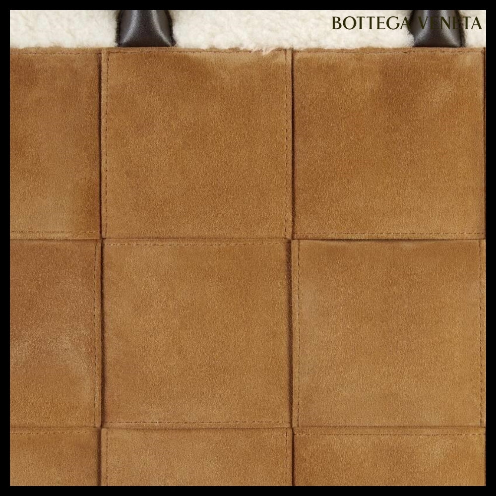 【BOTTEGA VENETA】SMALL EAST-WEST ARCO TOTE CAMEL