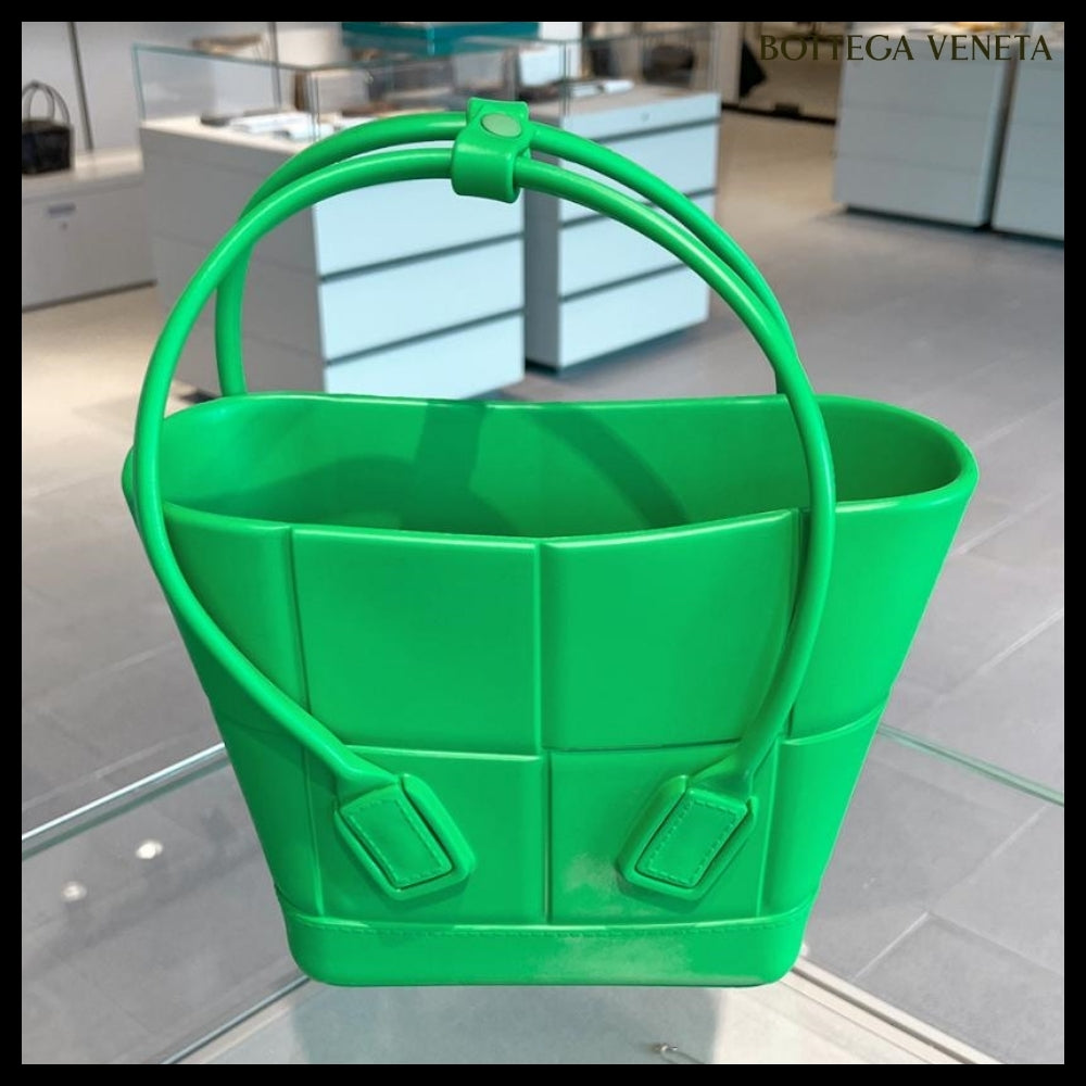 【BOTTEGA VENETA】Arco Rubber Small Tote Bag Grass