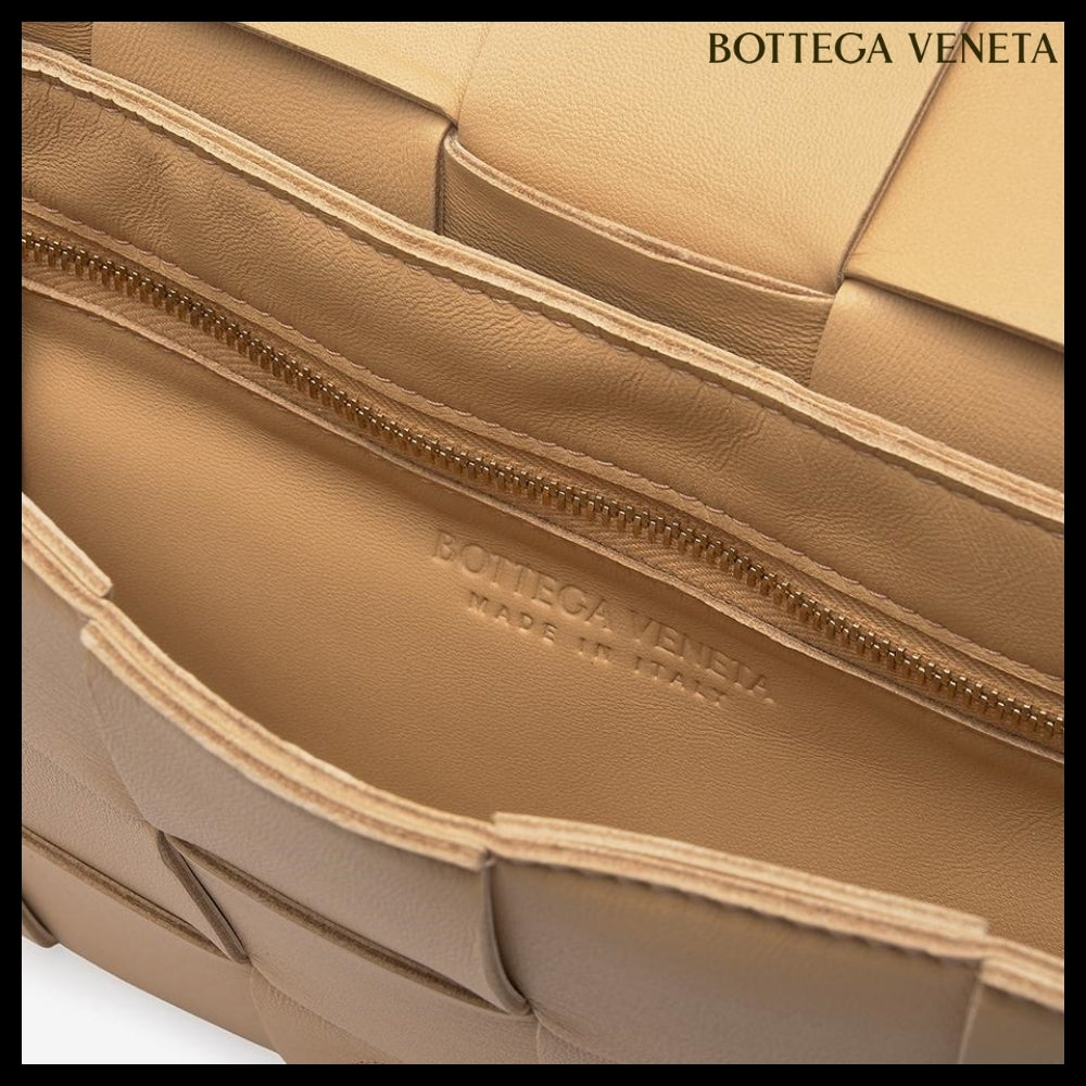 【BOTTEGA VENETA】Lambskin Leather Cassette Bag Almond