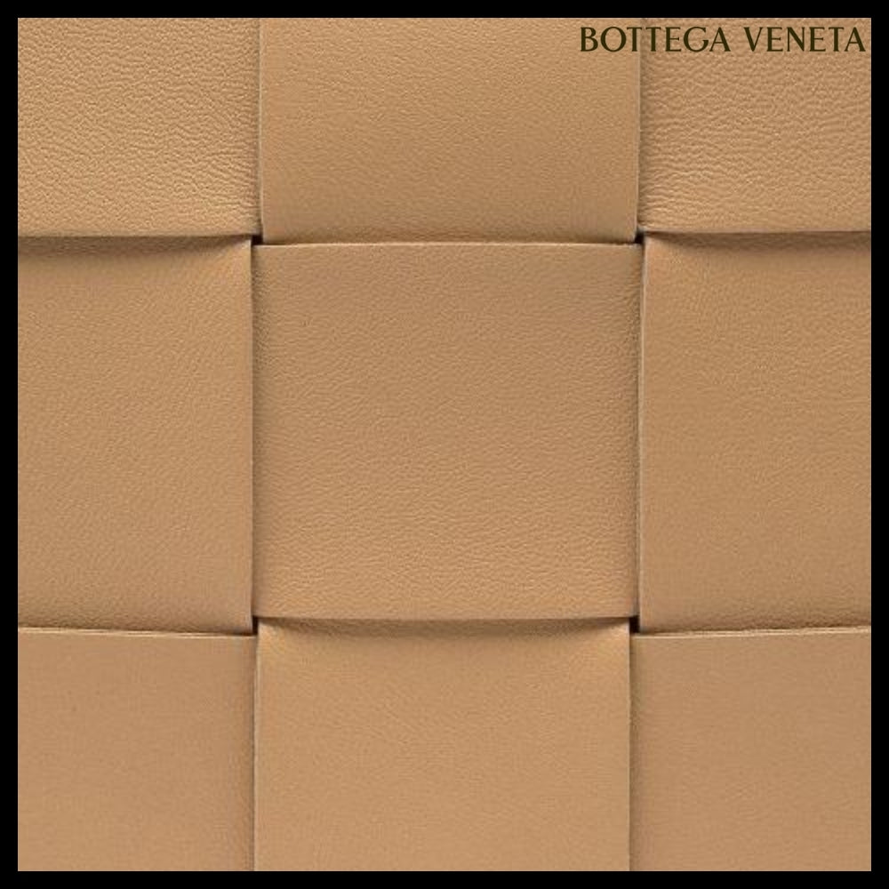 【BOTTEGA VENETA】Lambskin Leather Cassette Bag Almond