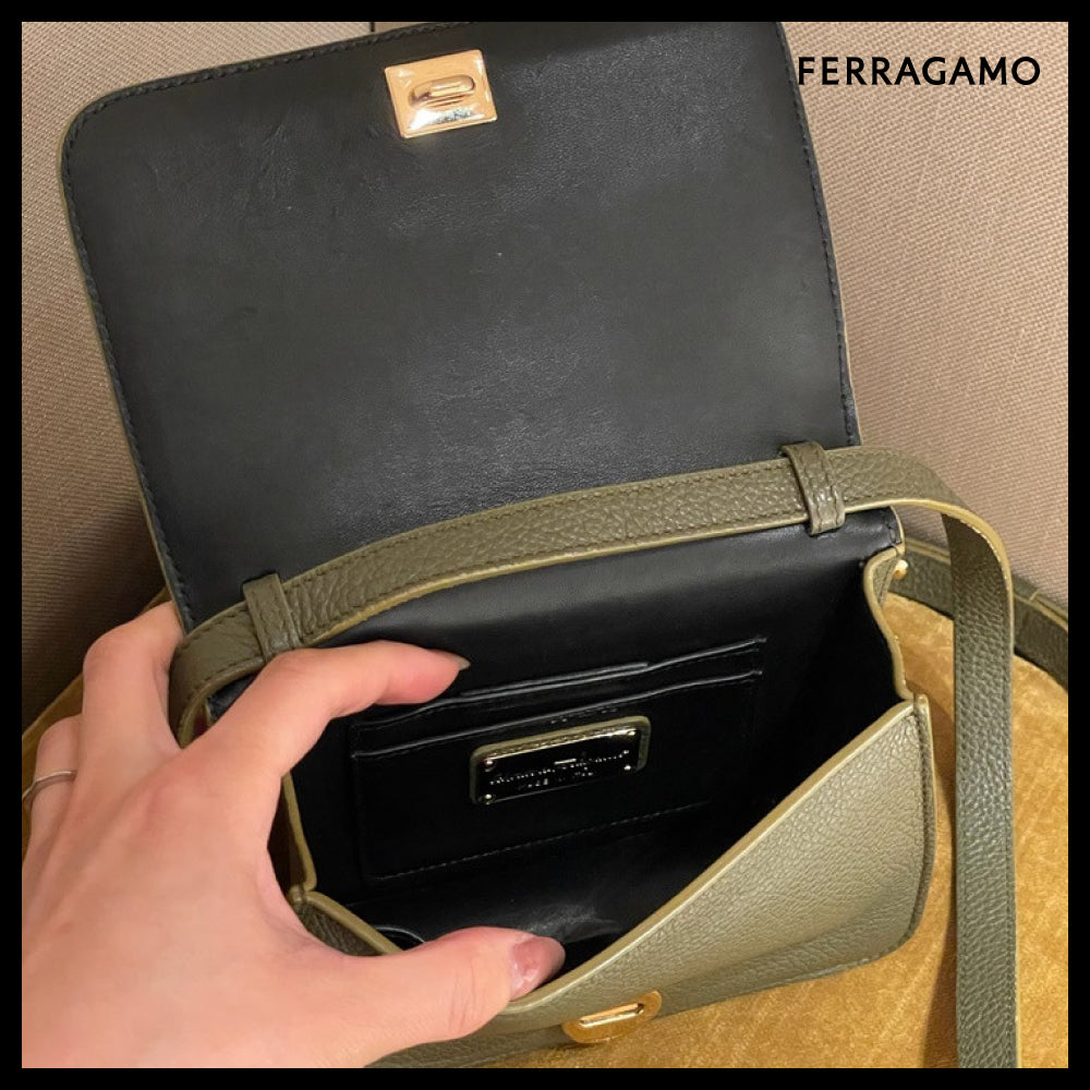 【FERRAGAMO】BOW RIBBON GRAIN LEATHER FLAP CROSSBODY BAG