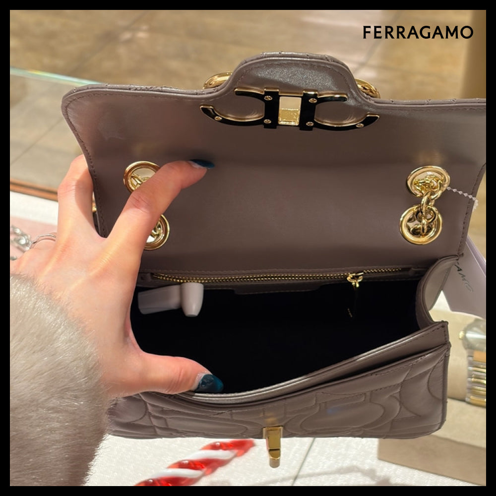 【FERRAGAMO】QUILTED CALF LEATHER CHAIN FLAP SHOULDER BAG