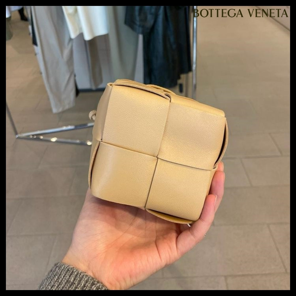 【BOTTEGA VENETA】Intricate Nappa 19 Calf Mini Bucket Bag