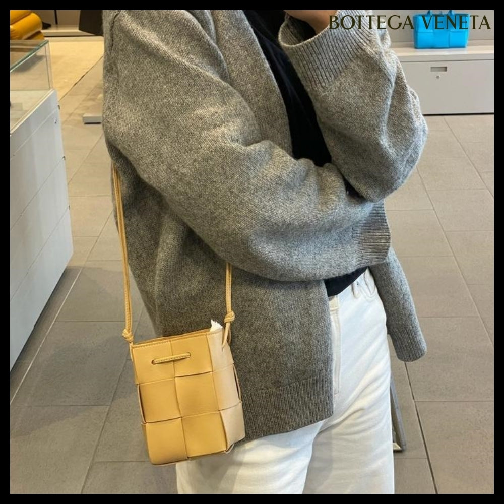 【BOTTEGA VENETA】Intricate Nappa 19 Calf Mini Bucket Bag