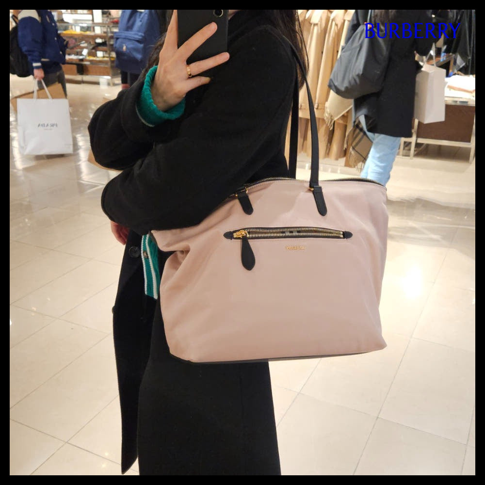 【Burberry】Lettering Logo Large Nylon Zip Tote Shopper