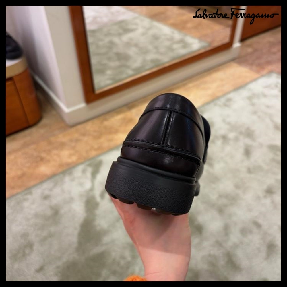 【FERRAGAMO】PLANO BUCKLE LEATHER LOAFERS BLACK