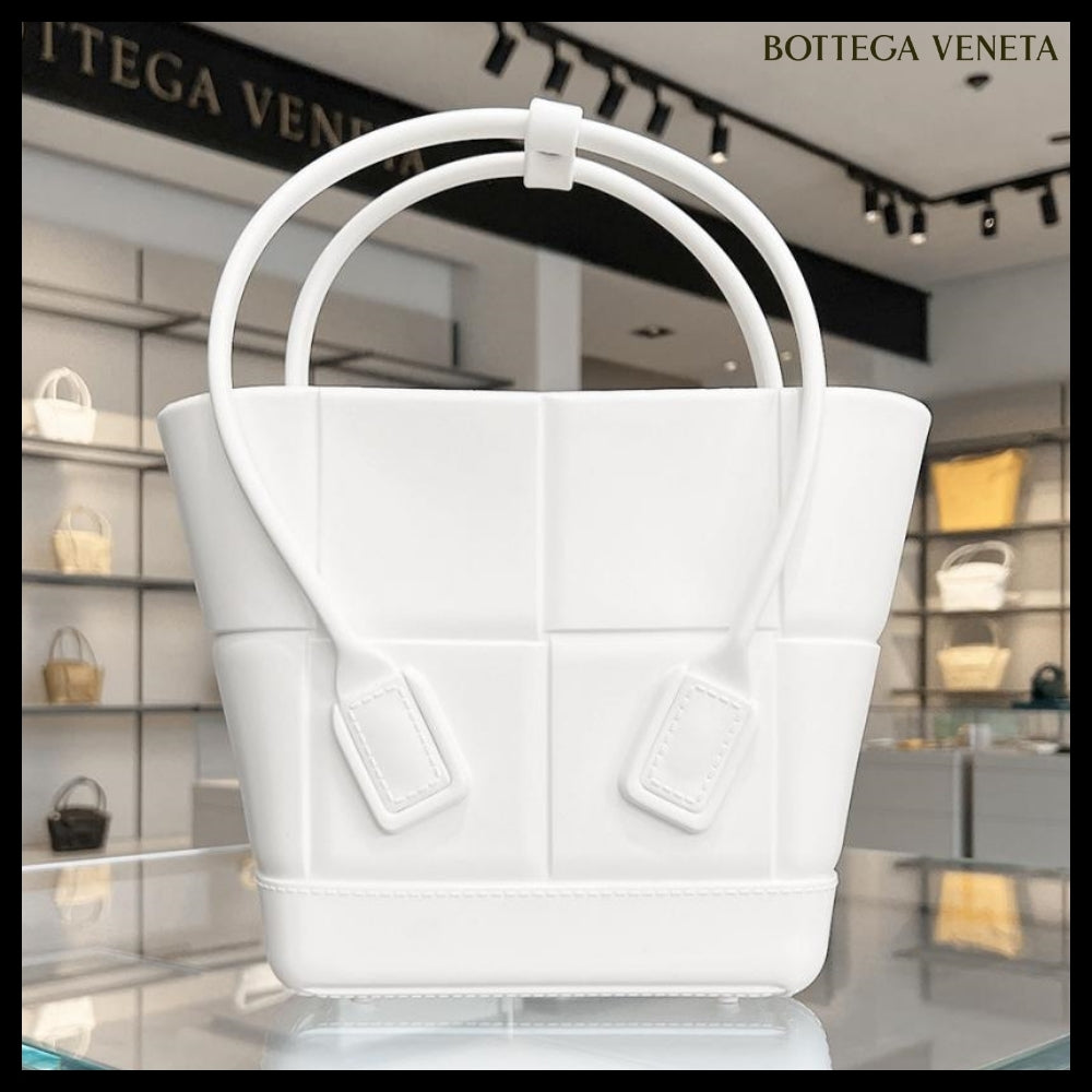 【BOTTEGA VENETA】Arco Rubber Small Tote Bag Chalk