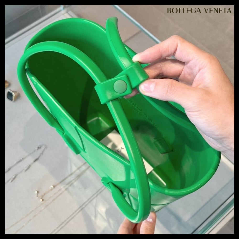 【BOTTEGA VENETA】Arco Rubber Small Tote Bag Grass